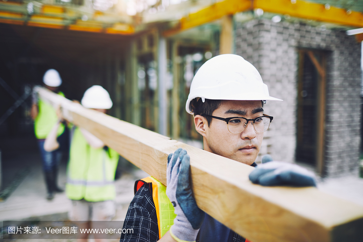 建筑工人在澳大利亞的建筑工地工作和做任務(wù)。